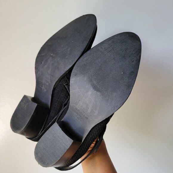 EUC CHARLES BY CHARLES DAVID BLACK BUCKLED GENUINE LEATHER BOOTIES SIZE 9.5 WMNS - Picture 5 of 16